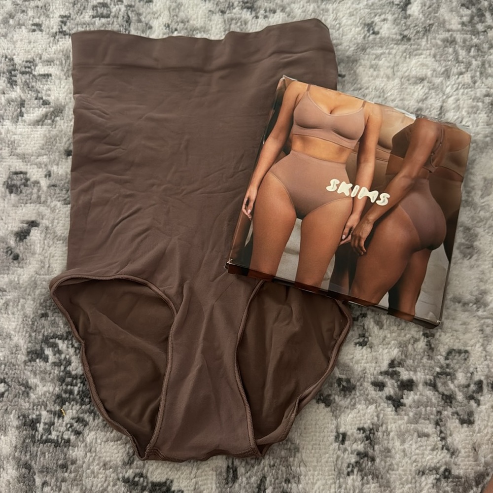 SKIMS SEAMLESS SCULPT HIGH-WAISTED BRIEF - Picture 2 of 2